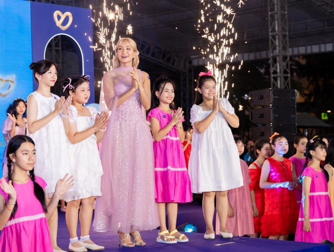 Navarro cũng cảnh báo việc chuyển giao năng lực quân sự tiên tiến của Mỹ cho Ấn Độ là rủi ro, khi New Delhi “đang xích lại gần cả Nga và Trung Quốc”. Thủ tướng Ấn Độ Narendra Modi dự kiến gặp Chủ tịch Trung Quốc Tập Cận Bình cuối tháng này. Ngoại trưởng Trung Quốc Vương Nghị cũng sẽ thăm Ấn Độ từ ngày 18/8 để thảo luận về tranh chấp biên giới giữa hai nước. Reuters trích nguồn tin thân cận cho biết chuyến đi của các nhà đàm phán thương mại Mỹ đến New Delhi dự kiến vào ngày 25-29/8 đã bị hủy bỏ. Việc này khiến triển vọng đạt thỏa thuận thương mại càng xa vời. Kỳ vọng Ấn Độ được giảm thuế bổ sung trước hạn chót 27/8 cũng càng mờ mịt.